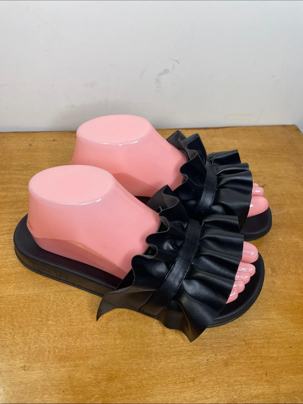 MICHAEL Michael Kors Black Ruffle Slide Sandals. Size 7
